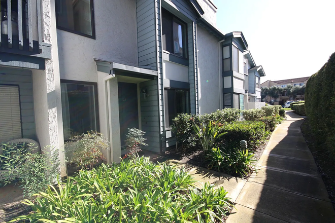 outside - 2 Bed 2.5 Bath Condo,  30sec walk next to bus station