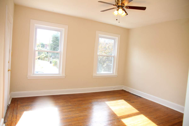 Living room - 2 Blocks from Homewood Campus!