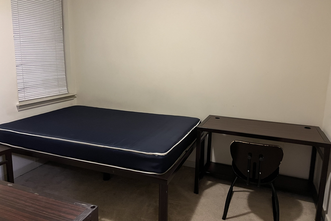 Full sized bed. - SPRING/SUMMER 2026 VARSITY 4x4E RELETTING SUPER CLOSE TO CAMPUS!!! Apartments