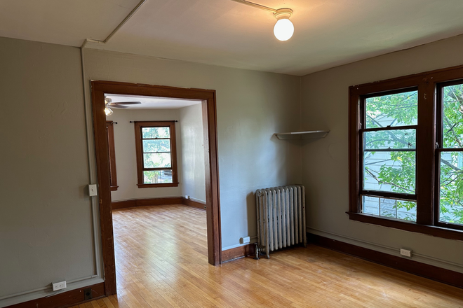 Dining room - Spacious 4-Bedroom Apartment – South End / Lower Hill