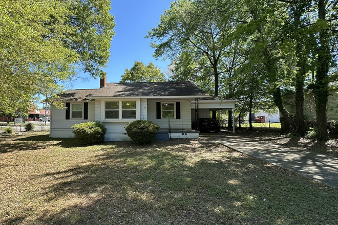 Front of House - House close to campus, nice neighborhood, convenient location