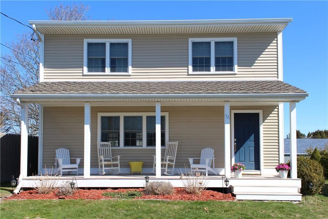 Front of House - Available for a group of 3! Beautiful 3 bedroom home in Point Judith!