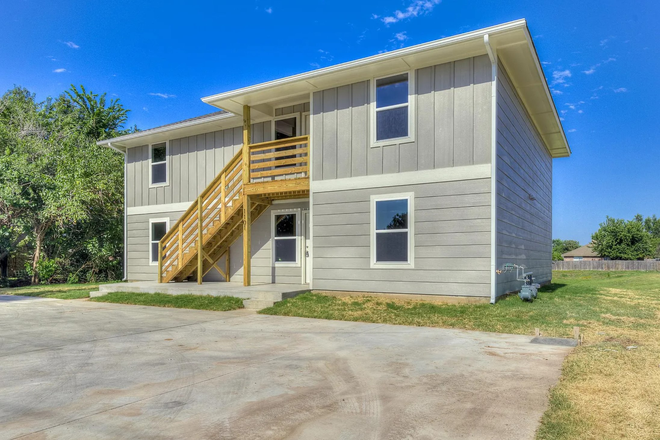 Outside Street View - Unit 200, 2nd Floor 4 Bed /4 Bath - Private En-Suite Bedrooms - Perfect for Friends/Students/Facult Duplex