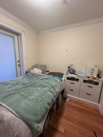 Bedroom - Brownstone on Quiet Street Close to Campus Apartments