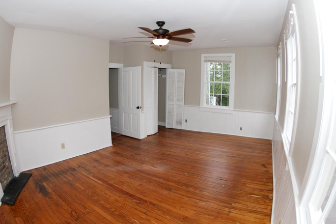 Bedroom 1 - Historic Home Prime Location Near MUSC & King Street – Spacious, Huge bedroom