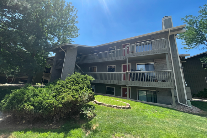 1 - AVAILABLE 6/5: 695 Manhattan Dr #106