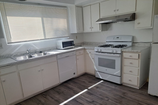 Kitchen - Spacious house (1498 Sq.ft) for rent. 3 large bedroom and 2 bath. Walking distance to UCI campus.