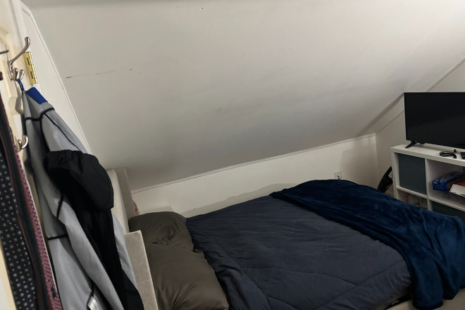 Bedroom - Off Campus House Near Boston College