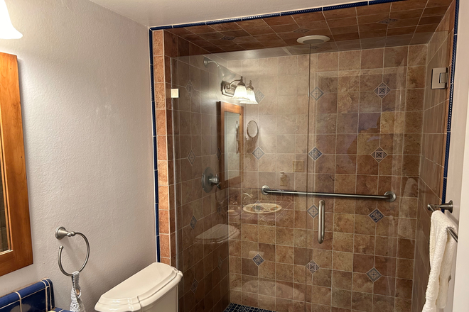Bathroom - Private Room and Bathroom. Utilities/Wifi included in rent. 10 min. From Art Center So. Campus Condo