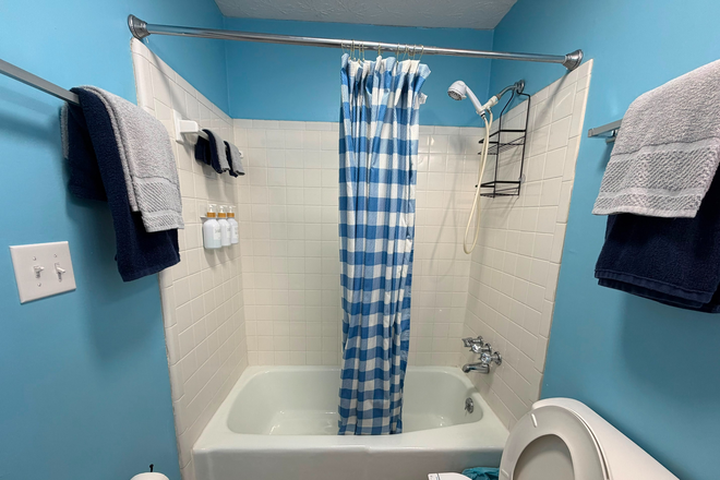 FULL BATHROOM - AVAILABLE NOW! 06/20/26-08/05/2026! Need students for coliving arrangement.4 bedrooms, can sleep Duplex