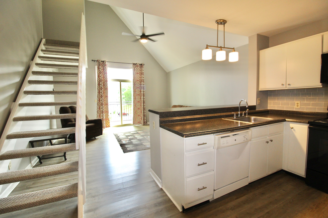 Living area - Hunters Ridge - 5 bed - 3 bath loft apartment for rent!