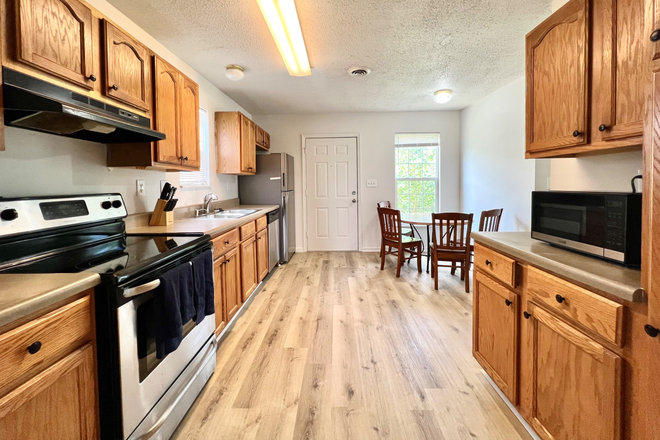 Kitchen - Private bedroom 5-min drive to UTK campus! House