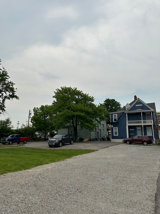 Parking lot - 1762 Cleneay Ave : Perfect XU or UC college Home