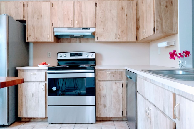 Kitchen - Safe and quiet townhouse walking distance to FAU