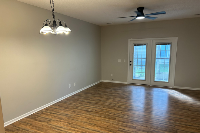 Dining area - Townhouse in Gated Community