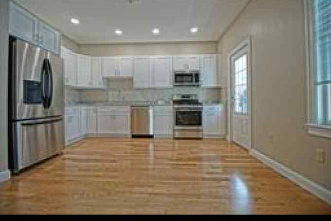 living - No fee ! gorgeous, renovated, 2 level, laundry minutes redline, Central sq. parking Apartments