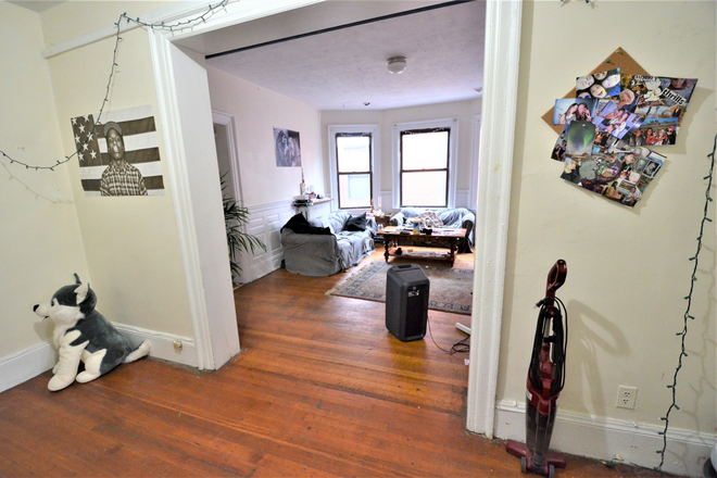 Livingroom - Fall move in -- 4 Bed 2 Bath out NOW - rent for 9/1/24 Apartments