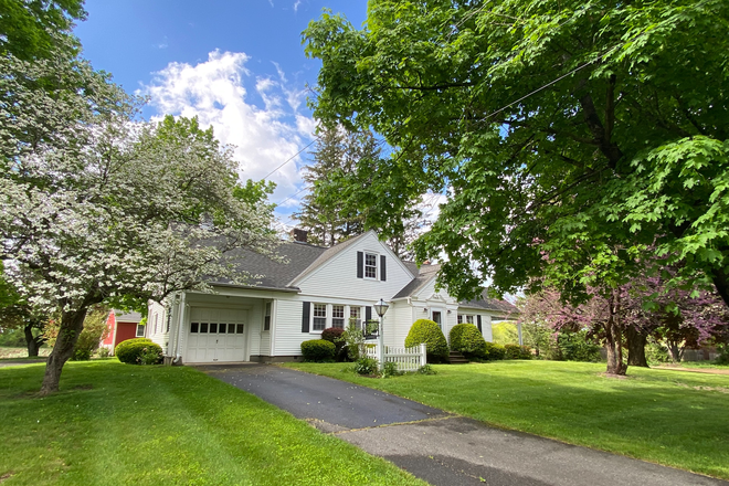 Outside View - Beautiful sunny spacious house- perfect for Graduate Students 2 mi. to UMASS