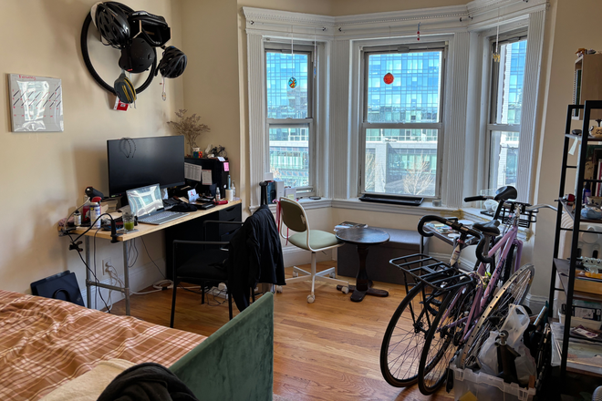 . - Bright Spacious 1 BR Split on Peterborough St Avail 9/1 Apartments