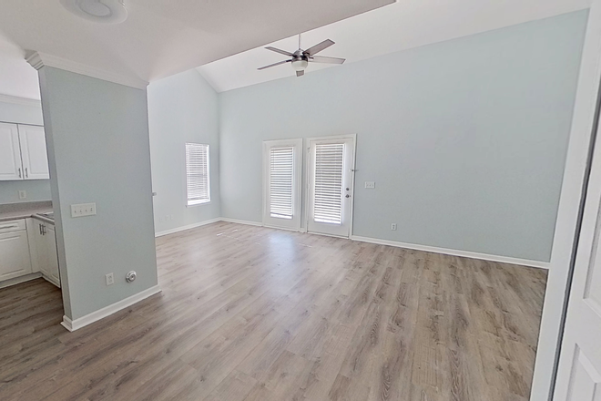 Living Room - Cute 3 BD/2 BA Townhome Style Near UNCW