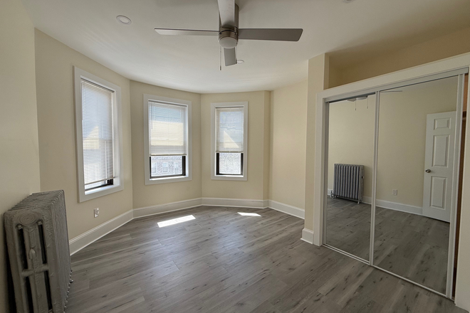 . - Beautiful, Renovated 2 bed (1split) on Burbank St Avail 9/1 Apartments
