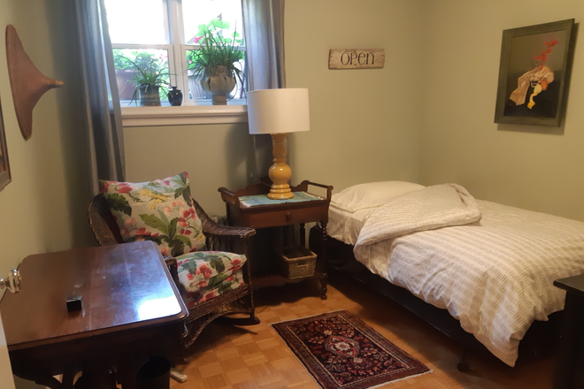 Bedroom - 1 Furnished Bedroom in Quiet Mt. Pleasant/Davisville Neighbourhood