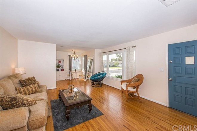 Foyer - Room for rent 1.2 miles from Chapman University House