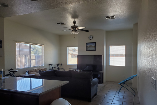 Huge Living Spaces - 8-bed 4-bath near UofA House