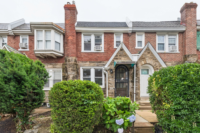 House - 4BR/3BA renovated across from La Salle; basement suite w/ own entrance, full bath. Townhome