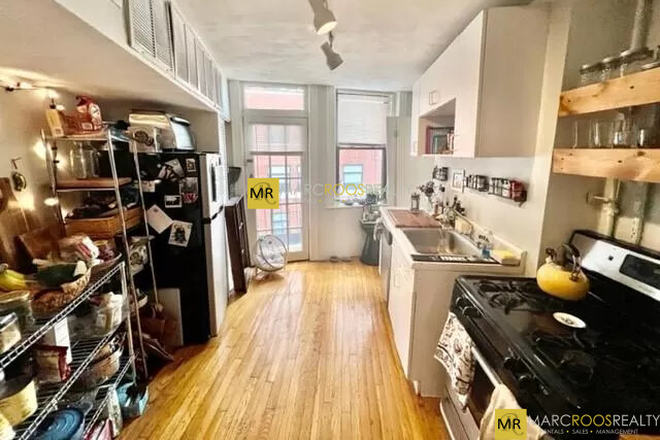 Call NOW for showings! 617-236-8550 - NORTH ST - ADORABLE *1/2 FEE* 1BR/1BA ON NORTH END WATERFRONT W/ LNDRY IN BLDNG *AVAIL NOW*