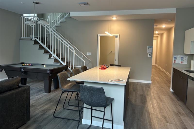 Living area - The Cloisters, private bed and bath, 5 minute walk to campus Townhome