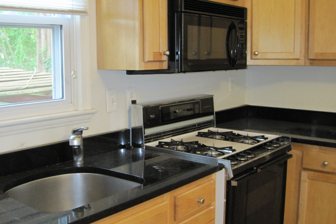 Kitechen - 5br/2ba/2kitchen SFH, 1.5m to UMCP Campus, 300 yard to UM shuttle/bus stop House