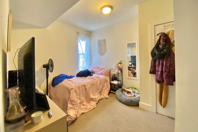 bedroom - 1622 W Jefferson St #2 Apartments