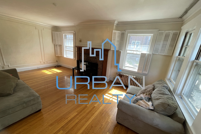 LIVING ROOM - **NOW RENTING JUNIOR YEAR 2026-2027**  LARGE 5 BED 2 BATHS, LIVING ROOM, YARD, UTILITIES INCLUDED Apartments