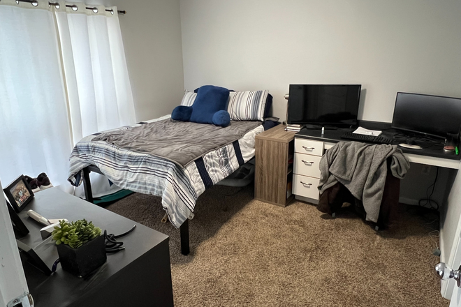 Bedroom - Spring 2026 Sublet - The Lodge on the Trail