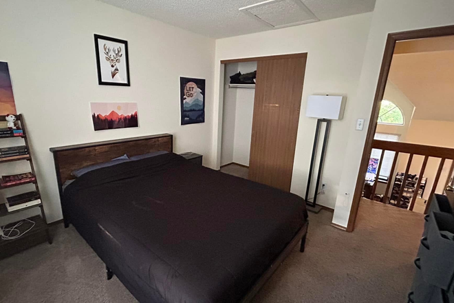 Bedroom that is available - Grad/Undergrad housing 10 minutes from Regis House