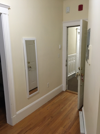 Hub Realty - Handy studio with separate kitchen area, in Fenway Apartments