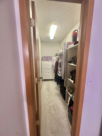 Walk-in closet - Gold Run Apartment close to campus