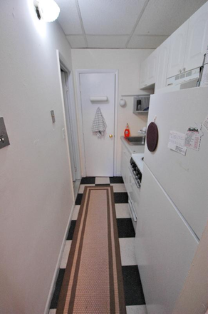 Kitchen - Frant facing One Bedroom in Symphony Rd Walk to Campus 1/1/2026 Apartments