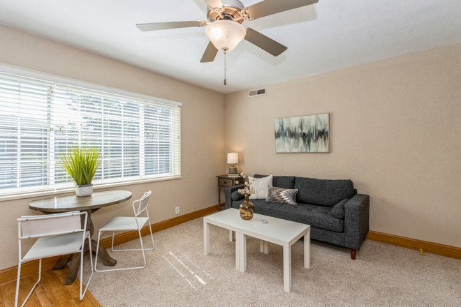 Living area - Top Floor EXECUTIVE, 2 BR, 1 Bath, FREE Parking! Walk to UIHC, Law, Pharmacy, Dental! Condo