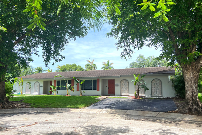 view of front from cul-de-sac - Pinecrest Duplex 3 bed/2 bath