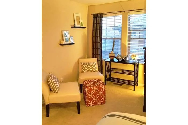 Master sitting area - Lovely 2 bedroom townhome, 7 minutes from Anschutz