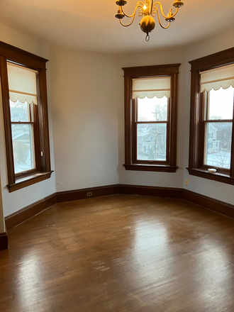 living room faces south and lake views - Quiet sunlit 1BR,high ceilings,steps to campus.Heat/water,parking & storage included Apartments