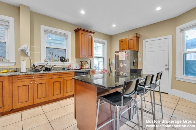 Kitchen - Spacious 5 Bedroom located in Mission Hill!