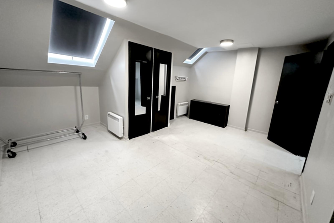 Bedroom - Large one bedroom unit with laundry and backyard