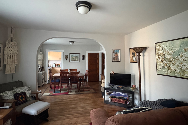 Living room and dining room - Rental house close to campus