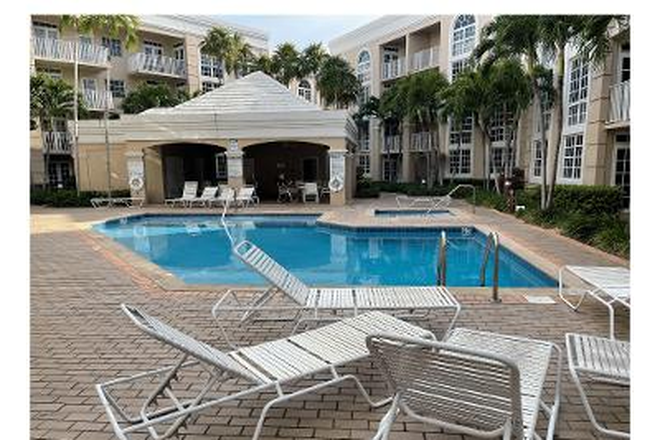 Pool Area with Jacuzzi - UNIVERSITY INN PENTHOUSE 2 Bedroom 2 Bath WALKABLE TO UM (4 minutes) Split-Plan....walk everywhere.