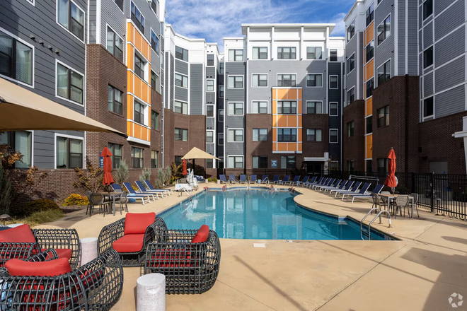 pool and complex - 303 Flats, Apartment close to campus