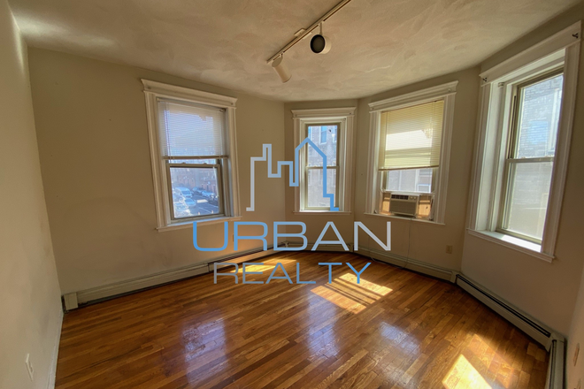 LIVING ROOM - **SEPT 1/2025**  ONE BEDROOM WITH PARKING ON CORNER OF COMM AVE & COLBORNE RD** Condo