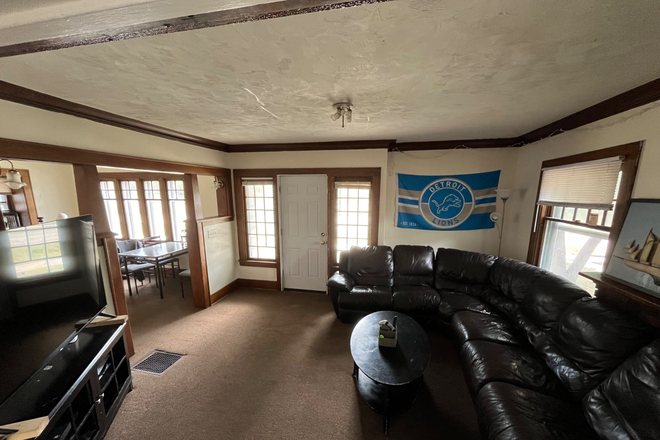 Living room - 906 Michigan ave, Off campus house